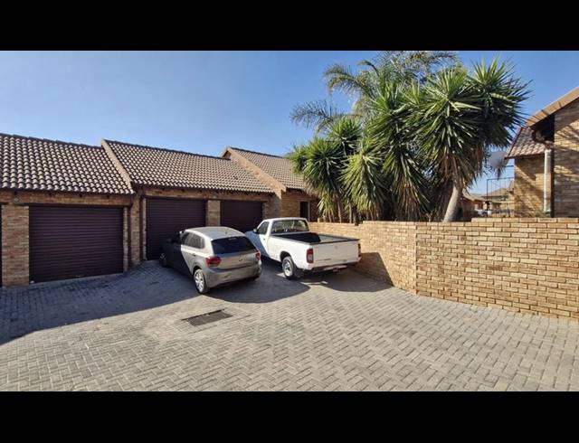 2 BEDROOM TOWNHOUSE FOR SALE IN KOSMOSDAL